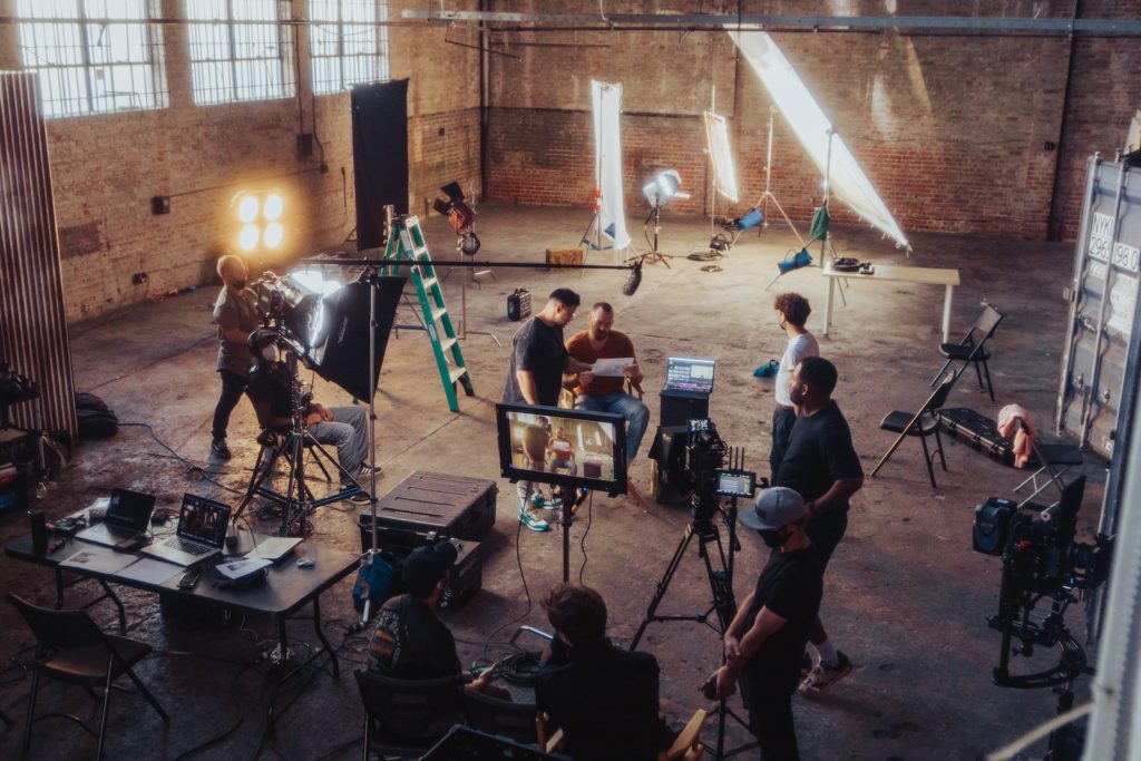 Équipe de vidéastes en tournage dans un studio.